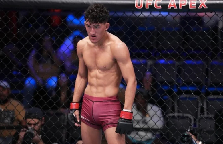 The 18 -year -old MMA prodigy launched the UFC arena - Photo 1