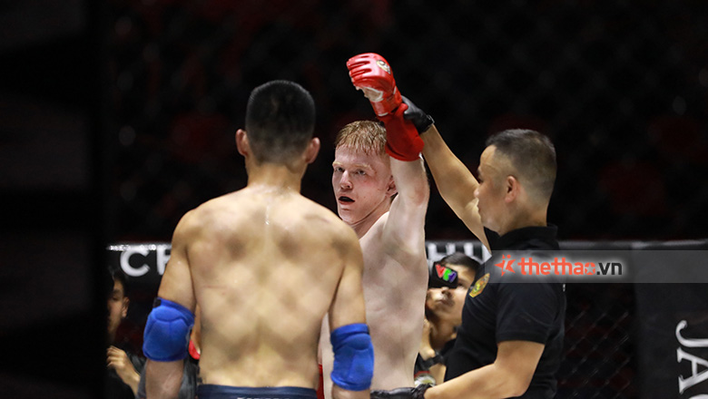 The British teacher won the first MMA match, set the goal of winning Lion Championship - Photo 2