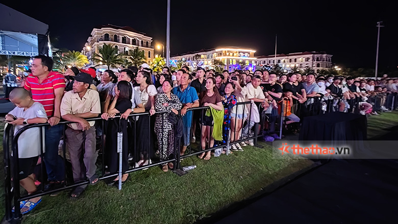 The audience came to the square to see the Lion Championship 2022 final to the end of the night - Photo 4