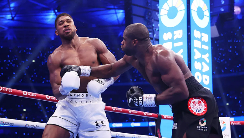 The battle between the two bosses behind Joshua and Dubois - Photo 1