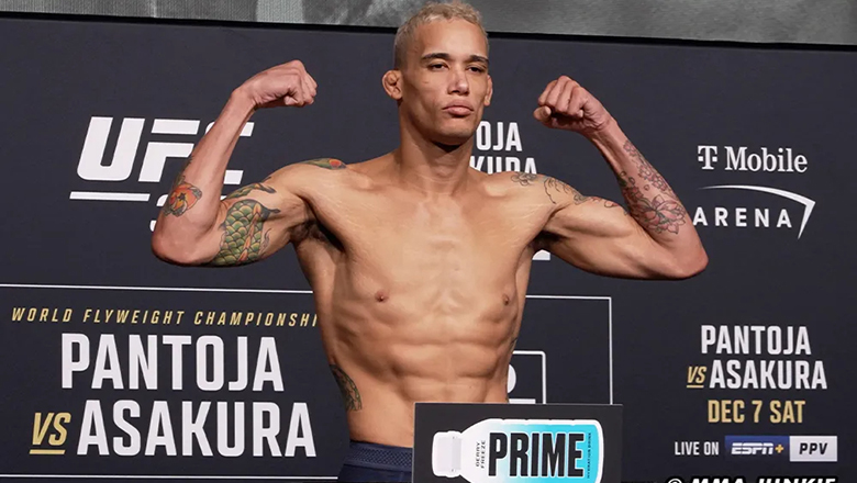 The boxer is nearly 2kg before fighting at UFC 310 - Photo 1