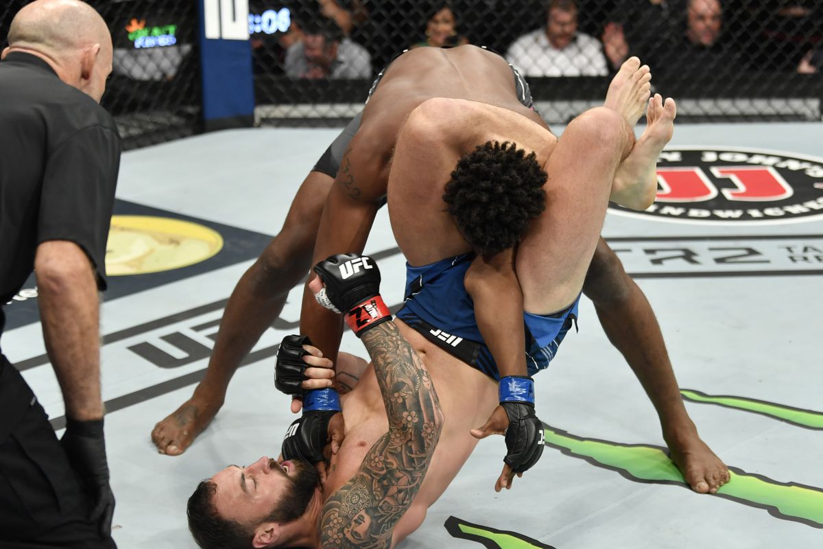 The boxer was broken, the audience booed the referee at UFC 263 - Photo 1