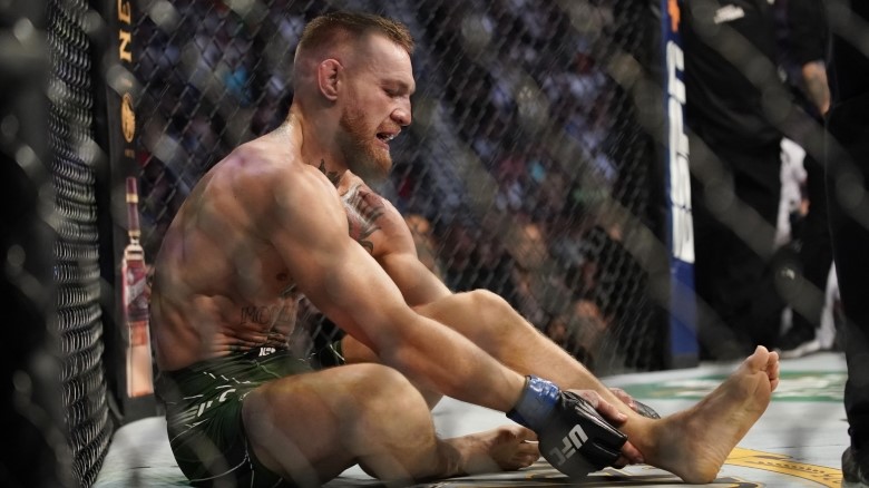 Conor McGregor: The match ended due to injury, not accepting the loss - Photo 2