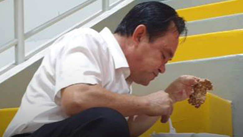 The nationwide boxing arbitrator eats dinner in the middle of the stadium - Photo 1