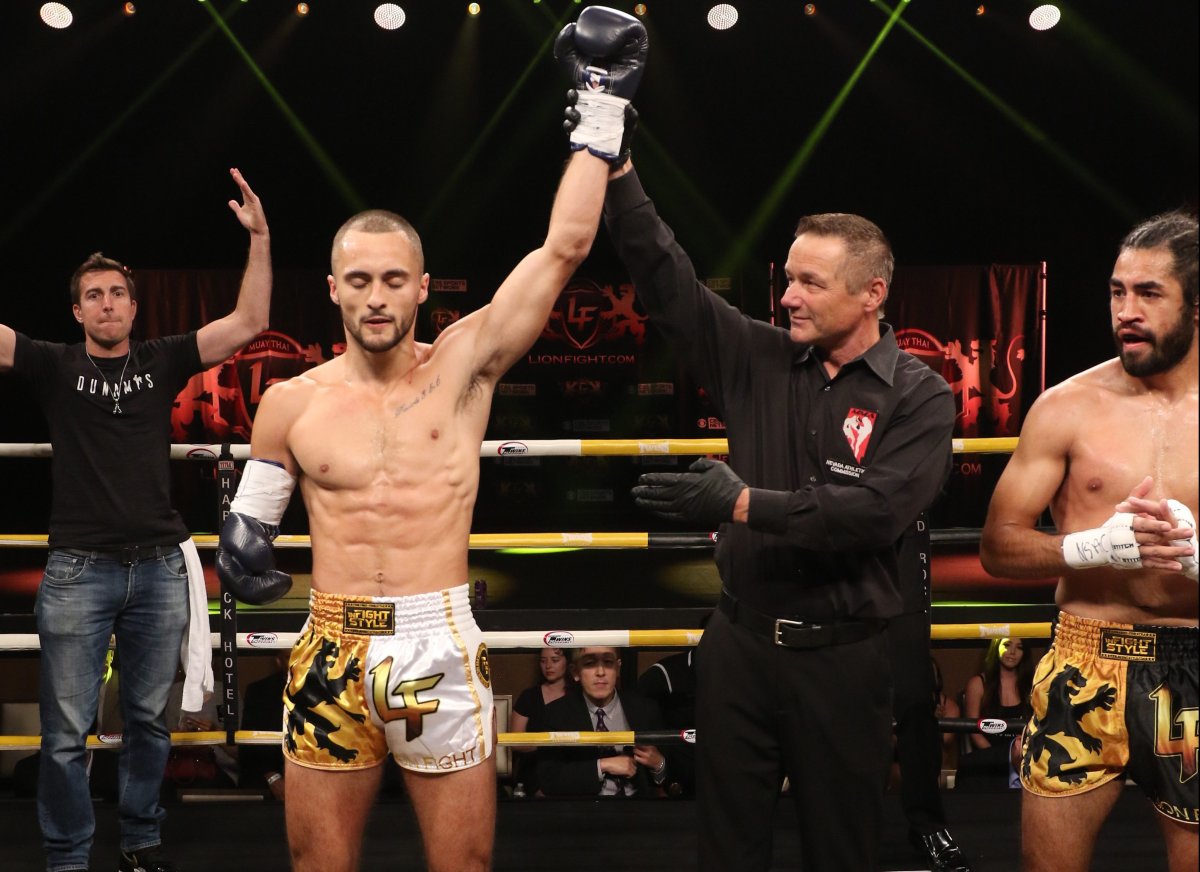 One -handed boxer won the throne at the Muay Thai tournament - Photo 2
