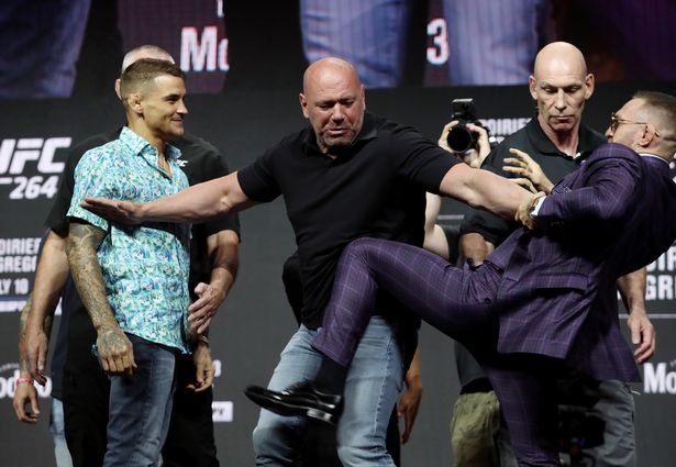 Dustin Poirier's reaction to Conor McGregor's provocation at a press conference - Photo 1