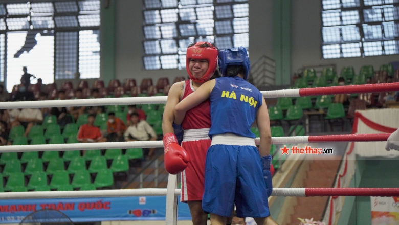 Thu Nhi fought Spanish boxer in the first round of Boxing World Championship - Photo 1