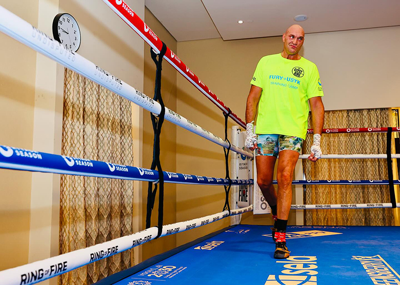 Tyson Fury shows off her ideal body before the game USYK - Photo 2