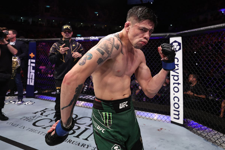 UFC Brandon Moreno champion was attacked by the audience, throwing bottles - Photo 1