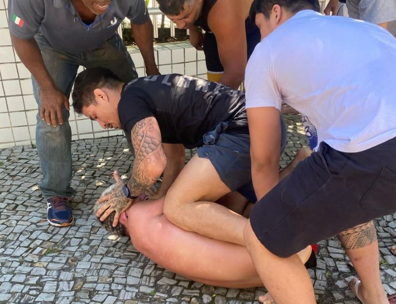UFC boxers show their talent for robbery on the streets of Brazil - Photo 2