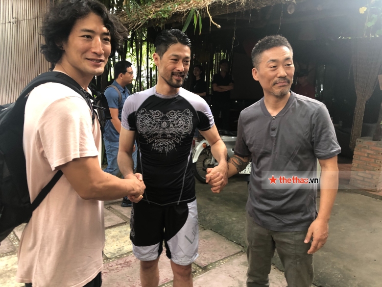 UFC fighters exchanged at the MMA dojo of Johnny Tri Nguyen - Photo 1
