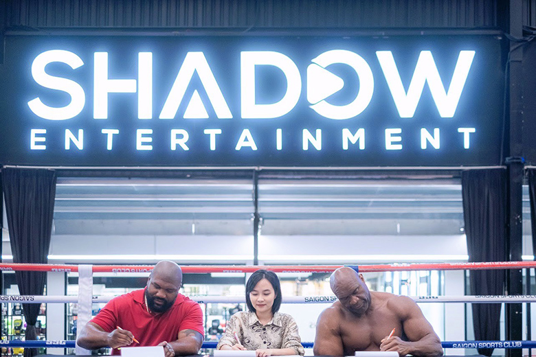 Vietnamese boxer representative Shadow Entertainment signed a contract with the former UFC champion - Photo 1