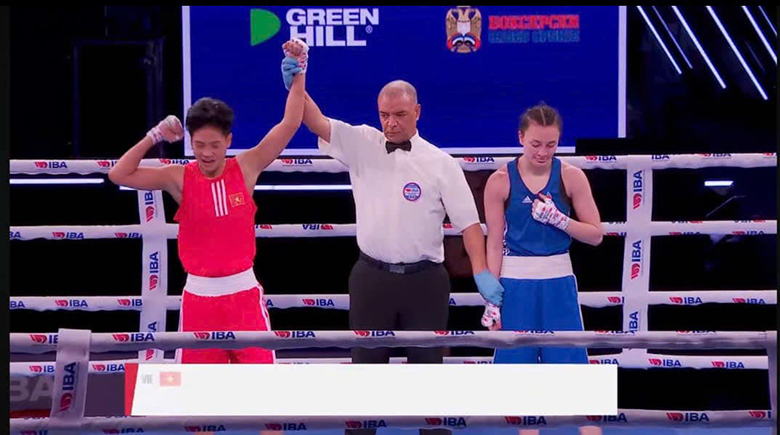 Vo Thi Kim Anh connects Ha Thi Linh, in the quarterfinals of the World Women's Boxing 2025 - Photo 1