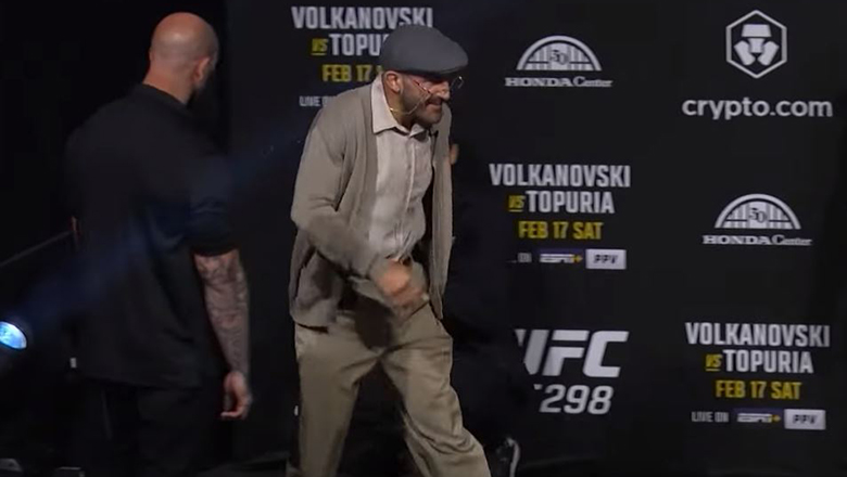 Volkanovski dressed up as an old man, pretending to sleep at the UFC 298 press conference - Photo 1