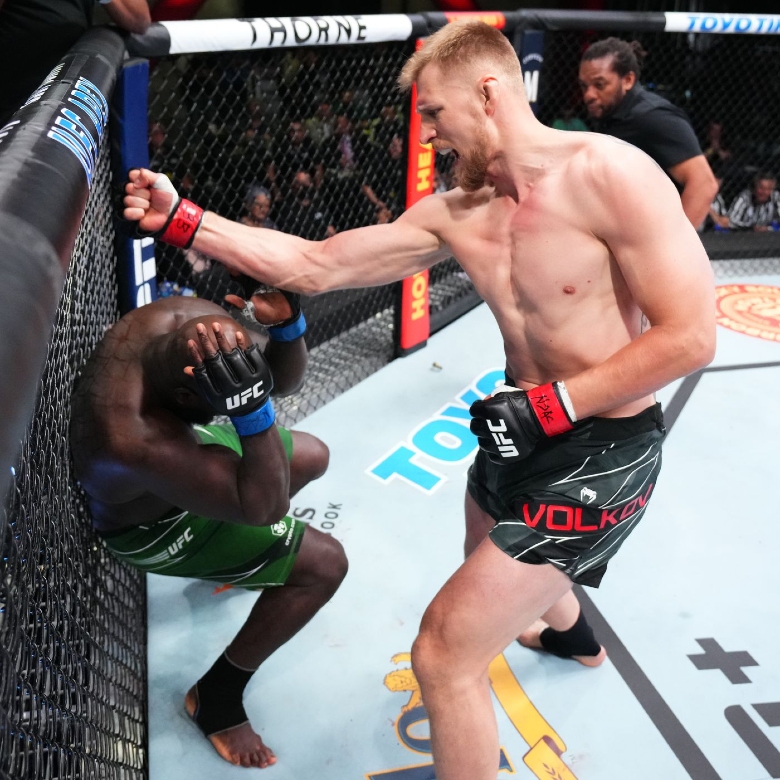UFC Fight Night 207 results: Volkov lowered Rozenstruik in the first half - Photo 1