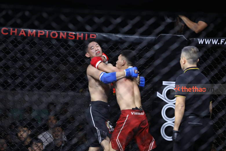 Why did the referee pause the match when Van Y had the opportunity to play in early Xuan Anh? - Photo 2