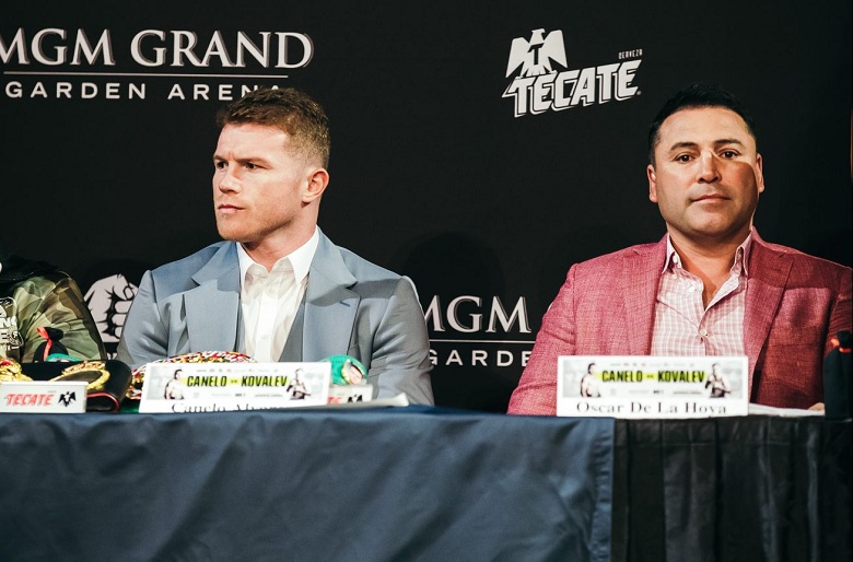 Mr. De La Hoya threatened to defeat Canelo Alvarez on the stage - Photo 2