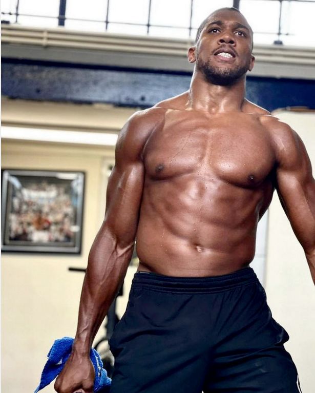 Anthony Joshua shows her muscles before the match against Oleksandr Usyk - Photo 1