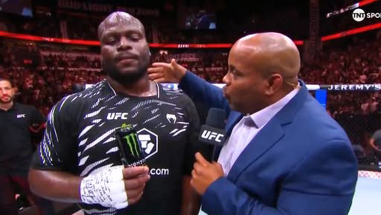 Derrick Lewis won again, breaking his own record at UFC - Photo 1
