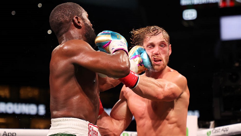 Is it true that Floyd Mayweather 'accidentally' punched Logan Paul? - Photo 1