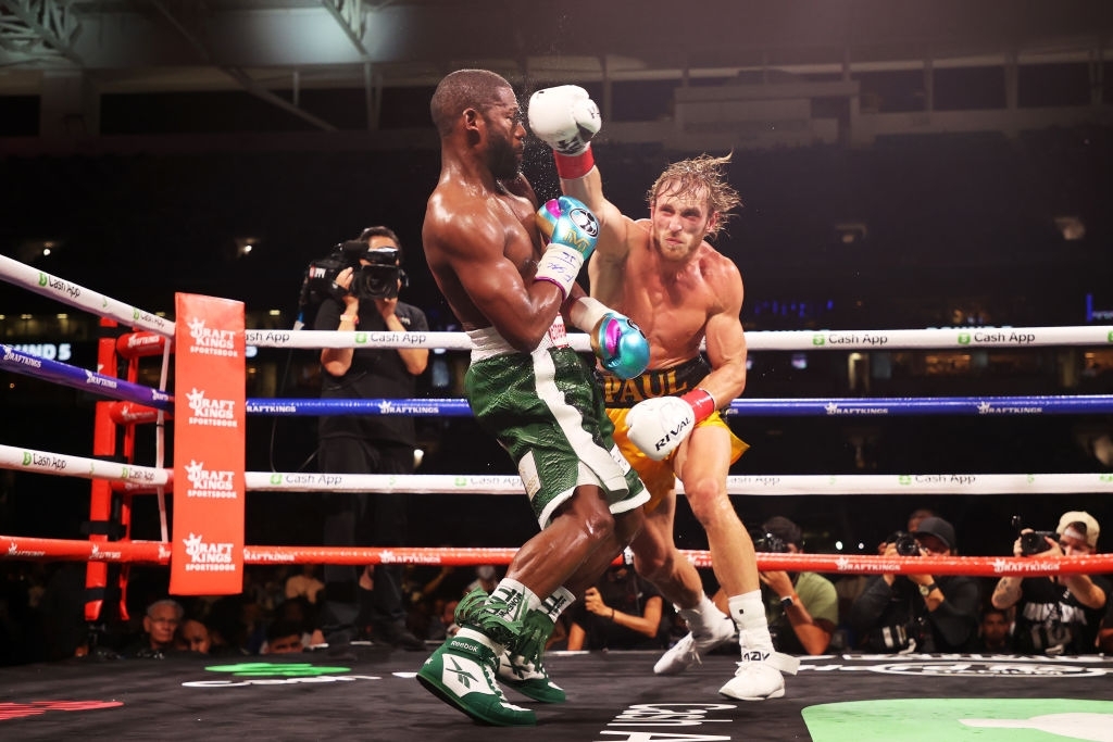 Mayweather's actions after the match against Logan Paul surprised NHM - Photo 1