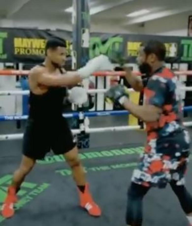 Legend of pop music usher 'gloves' with Floyd Mayweather - Photo 1