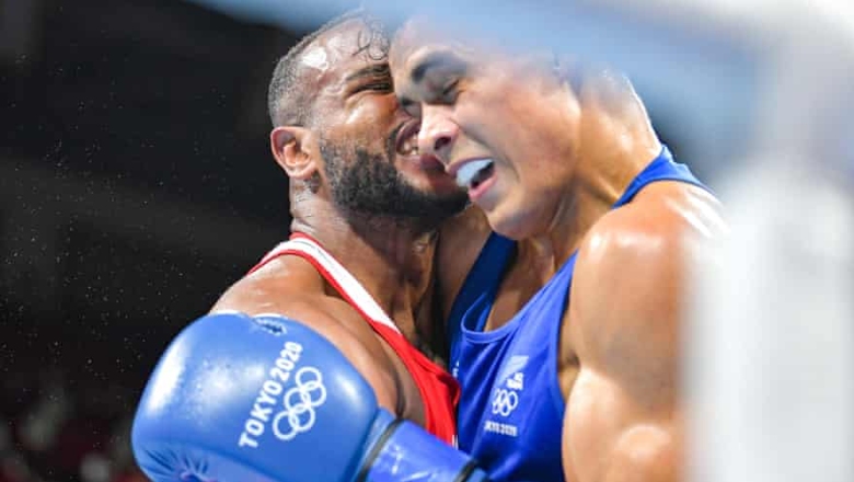 The athlete at the Tokyo Olympic Games reproduces the 'crane' phase of Mike Tyson - Photo 1