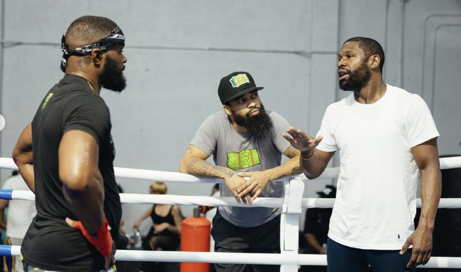 Tyron Woodley practices with Floyd Mayweather before the match against Jake Paul - Photo 1