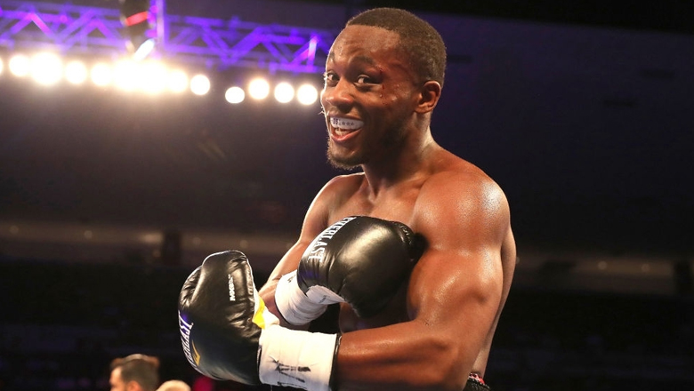 Undefeated American punches pretend to be injured to 'avoid' the opponent difficult to play - Photo 1